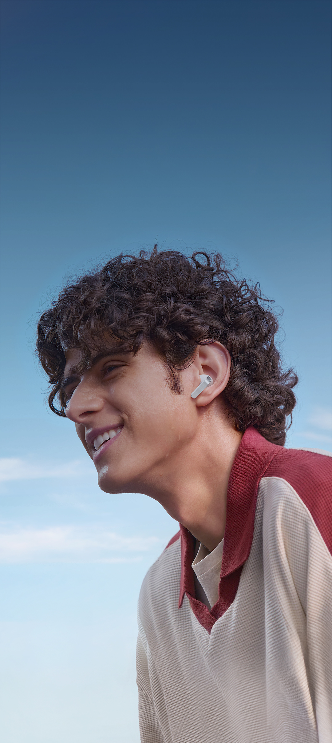 A person is wearing Galaxy Buds4 Pro while sweating to indicate the comfortable fit of Galaxy Buds4 Pro.