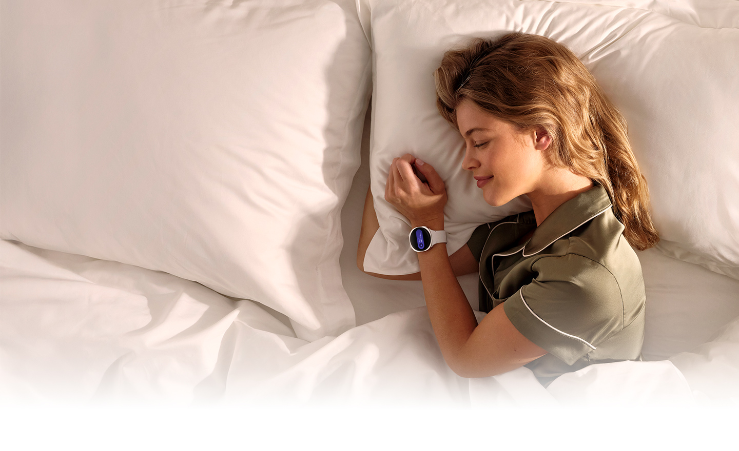 Person lying in bed with Galaxy Watch on the wrist.